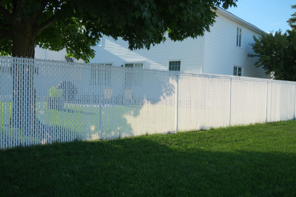 wood vs vinyl fence