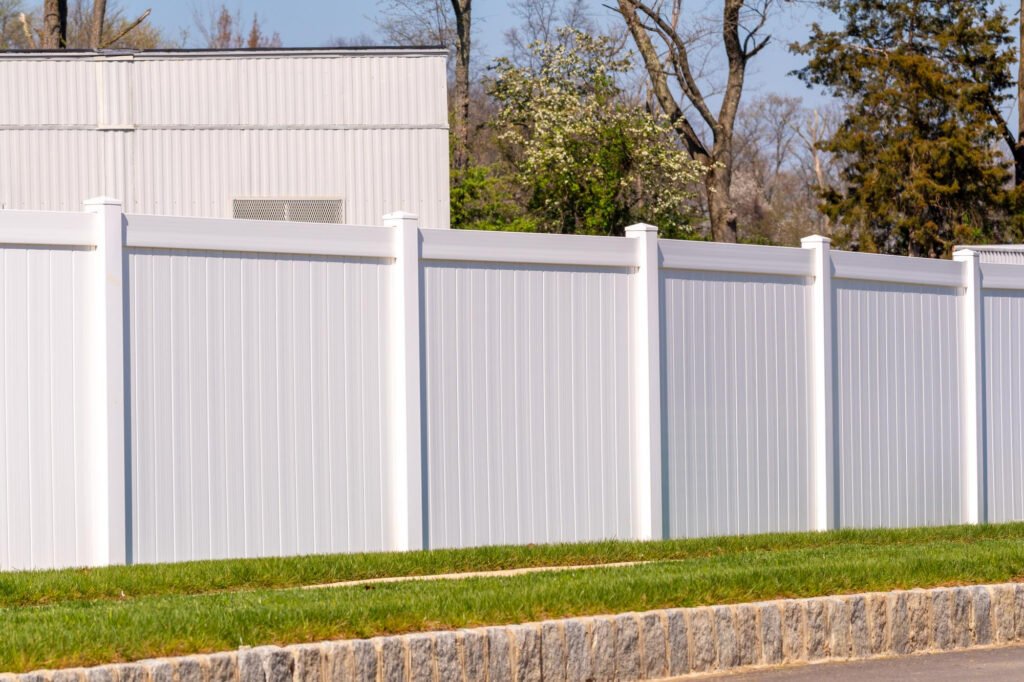 Fort Pierce Vinyl Fence Wind Ratings: Panels, Posts, and Hardware That Matter