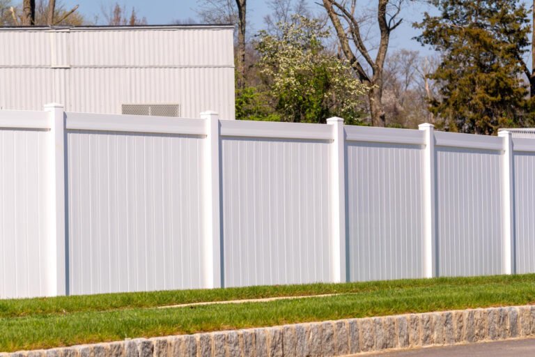 Fort Pierce Vinyl Fence Wind Ratings: Panels, Posts, and Hardware That Matter